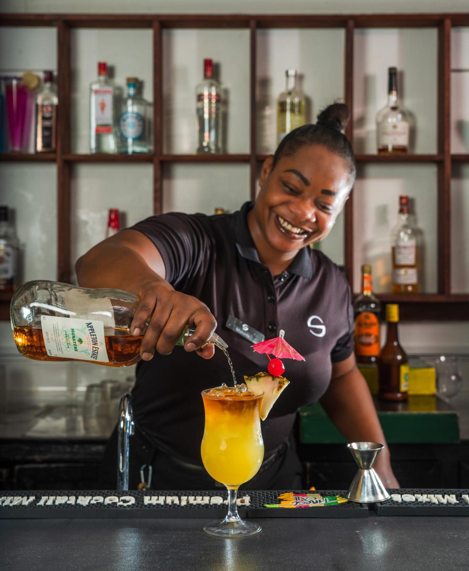 S Hotel Montego Bay - Luxury Boutique All-Inclusive Hotel Exterior foto A bartender in Barbados