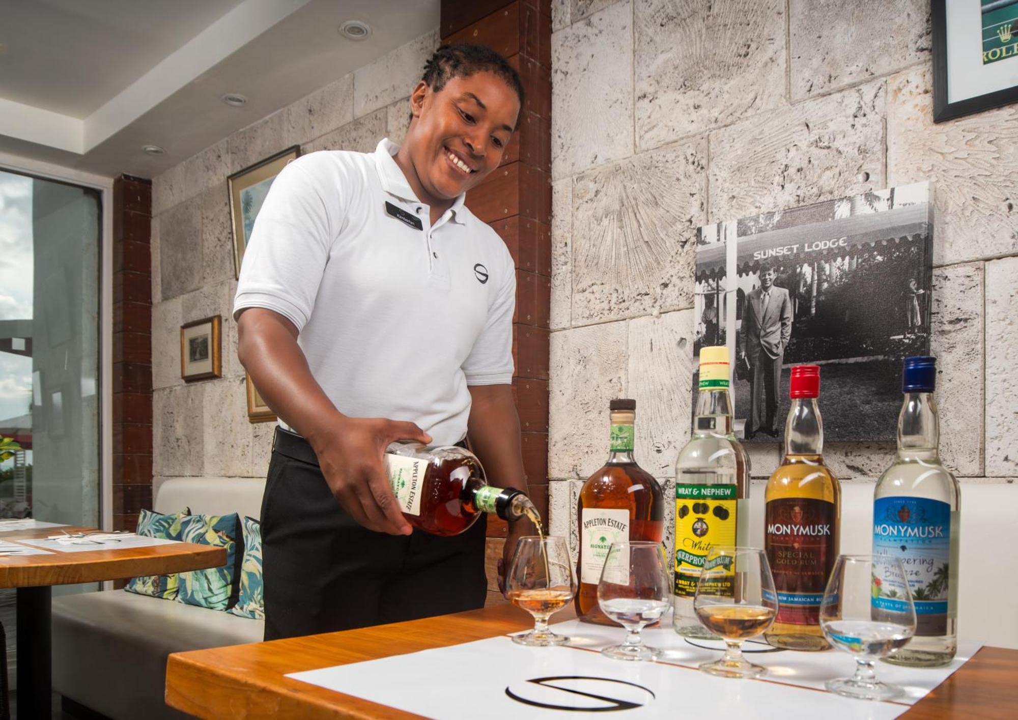 S Hotel Montego Bay - Luxury Boutique All-Inclusive Hotel Exterior foto A bartender at work